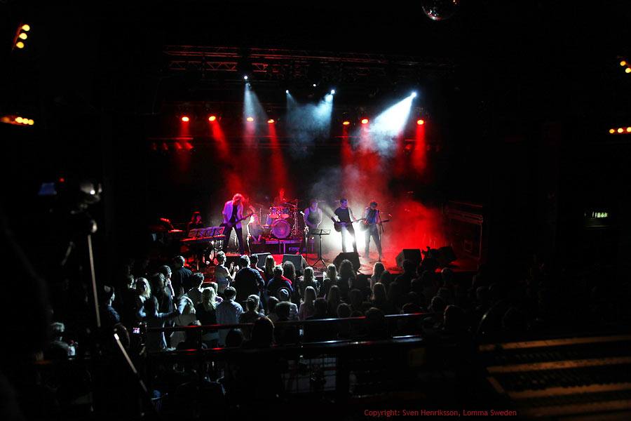 Lite data om bilden:
Plats: Mejeriet, Lund
Datum: 2010-02-14
Utrustning: Canon EOS 5D Mk II + EF 24-105mm f4
Wednesday Rockers. LEL Lars-Erik Larsson-gymnasiet. Foto: Sven Henriksson, minnesbild.com